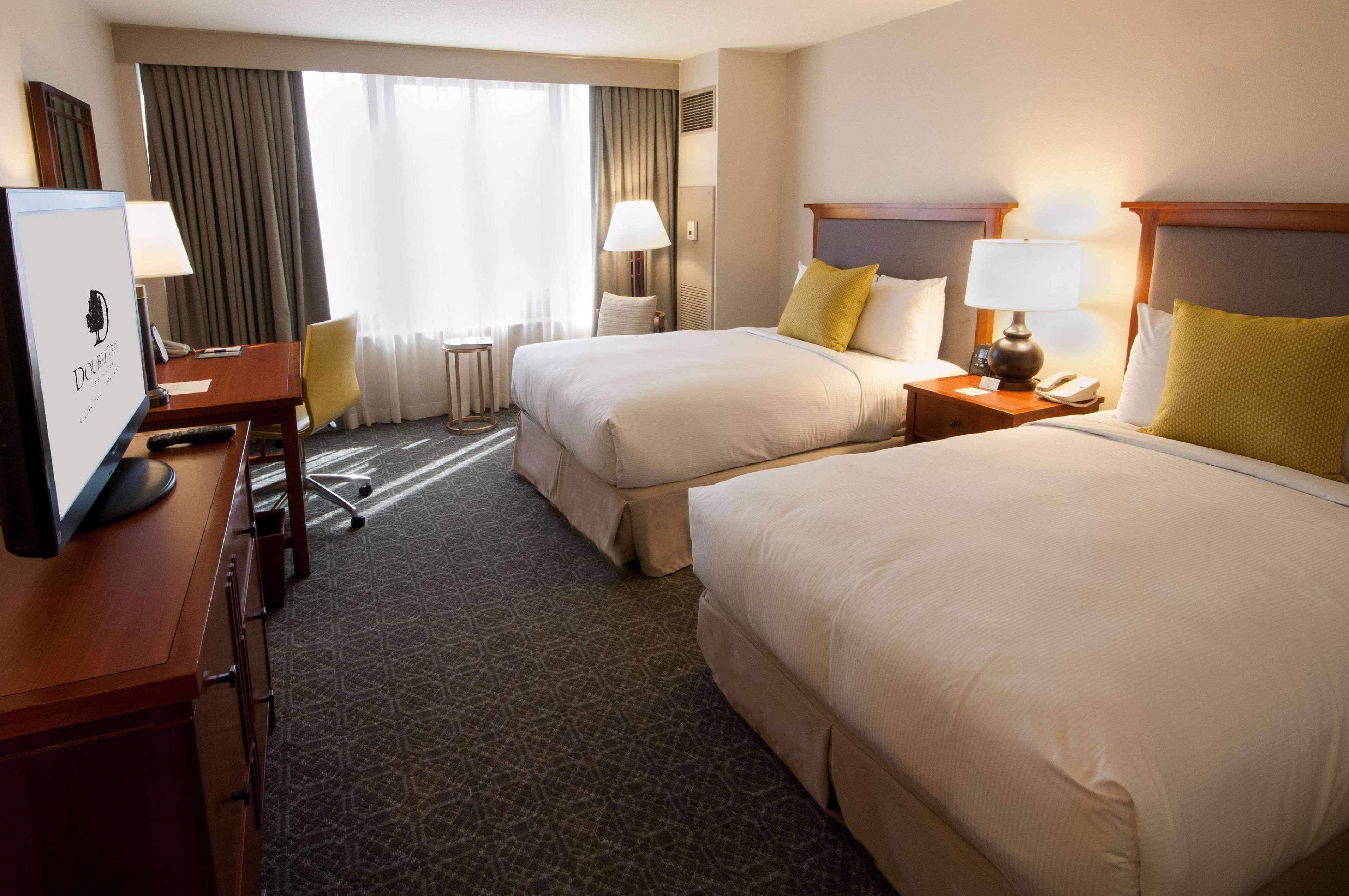 Doubletree By Hilton Chicago - Oak Brook Hotel Exterior photo